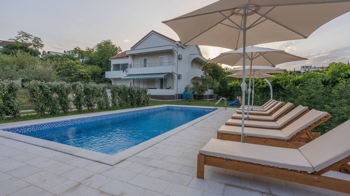 Herceg Novi House | Captivating 4BD Villa with Outdoor Pool and Garden