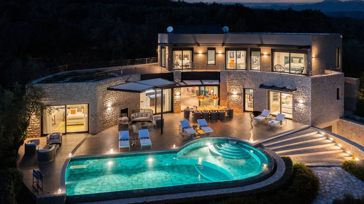 Tragana Villa | Captivating 5br pool villa close Navarino Golf