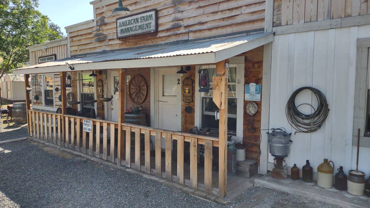 Springville House | Captivating Barn-Blacksmith Shop nearby GIANT SEQUOIAS