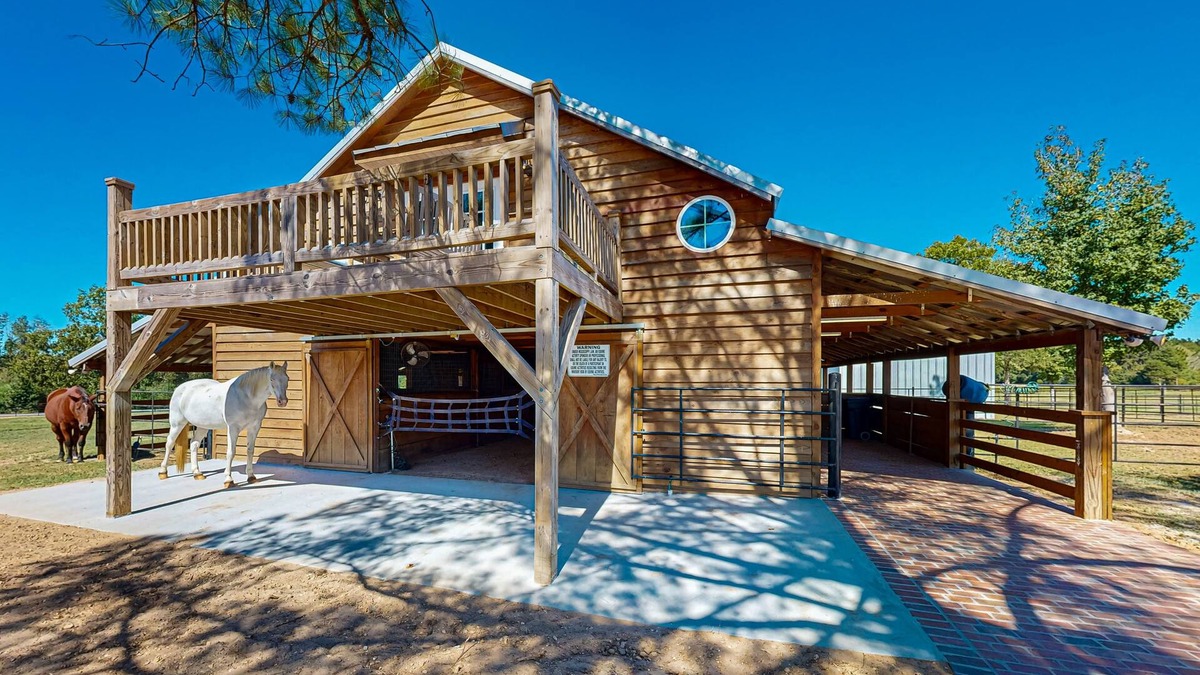 Tylertown Apartment | Captivating barn loft w/scenic views, outdoor charcoal grill, firepit & AC