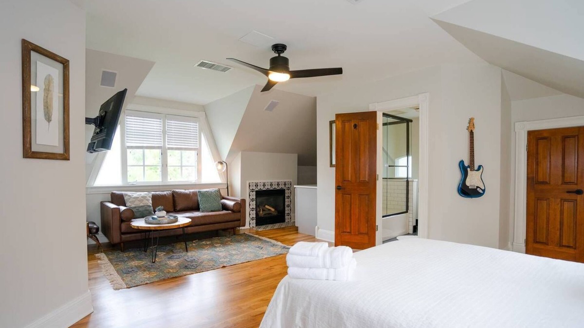 Five Points Apartment | Captivating Cowgirl S