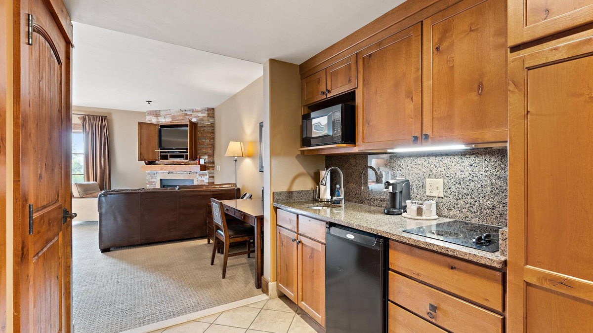 Tamarack Apartment | Captivating King Studio|Jet Tub and Fireplace