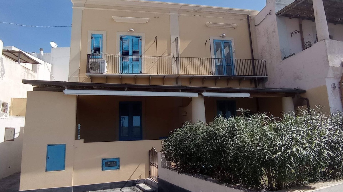 Lingua House | CARAEDO HOUSE - just steps from the sea
