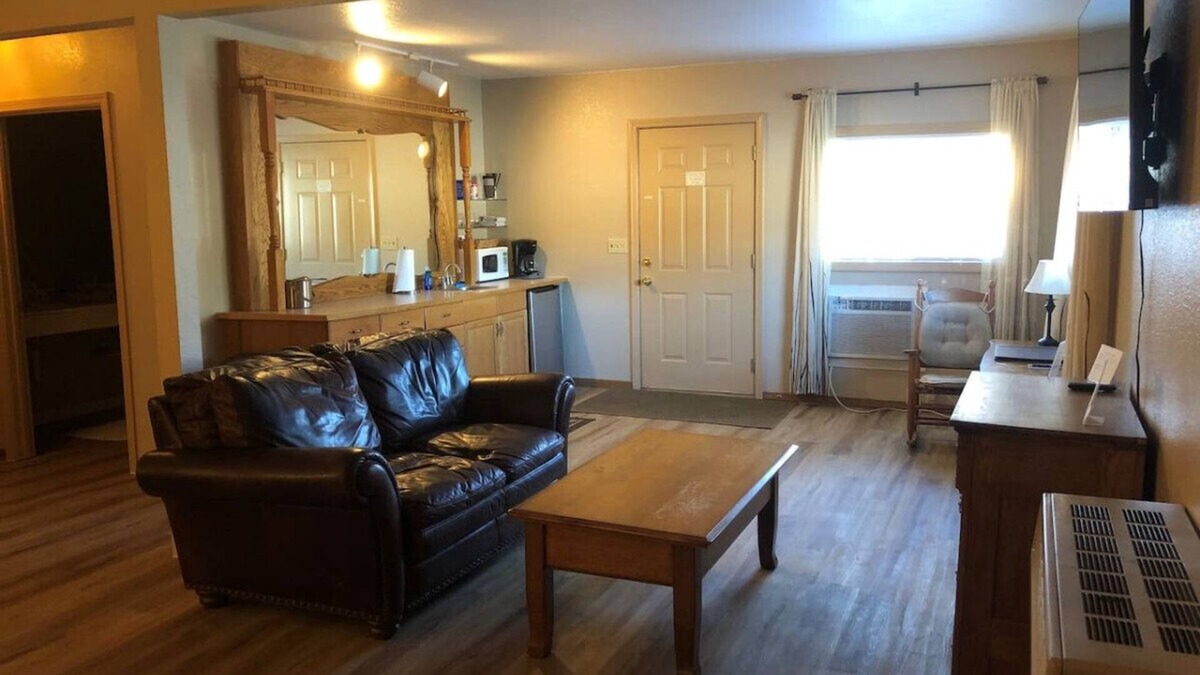 Josephine County Condo | Caramella Room at Kerbyville Inn