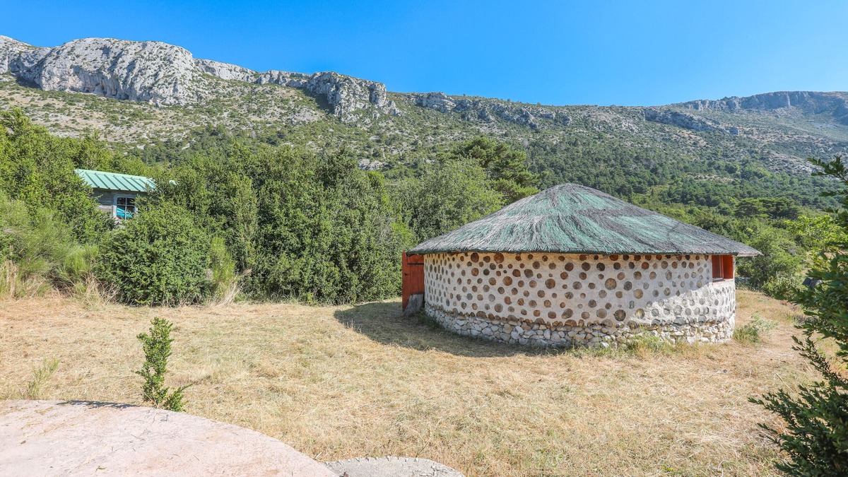 Bargeme RV Rental | Caravan 'Case Africaine' with Mountain View, Shared Terrace and Wi-Fi