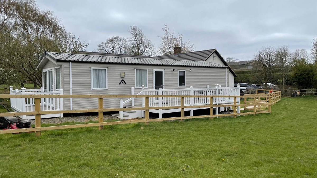 Holcot Cabin | Caravan in Holcot - Sleeps 6 - Pet Friendly