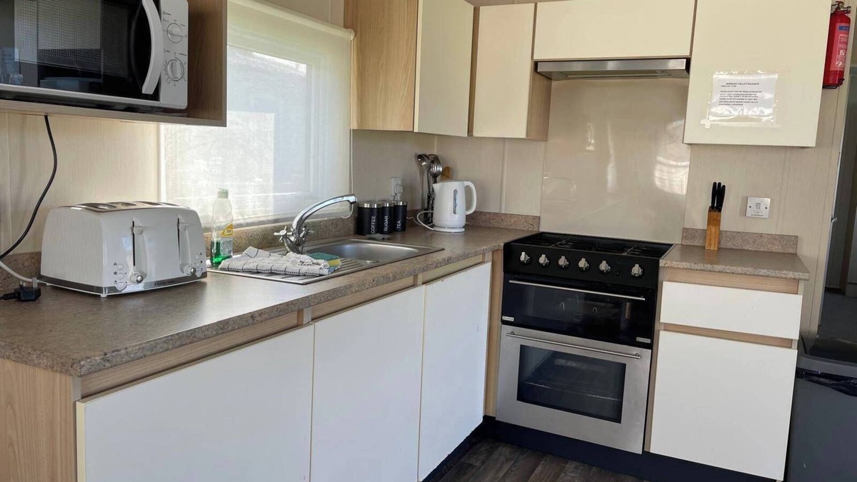 Newquay Cabin | Caravan near to Newquay sleeps up to 6 guests