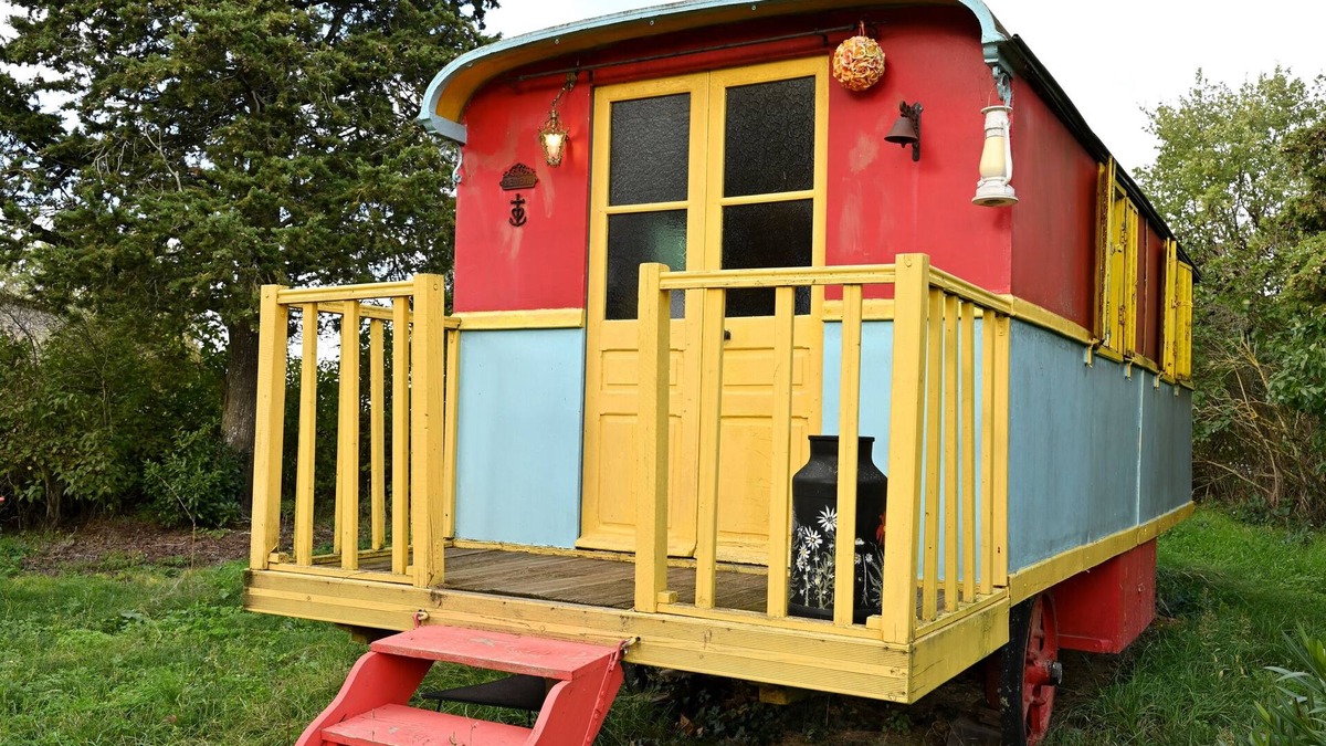 Pech-Luna Apartment | Caravan 'Roulotte Gypsie Violette' with Shared Pool, Private Garden and Wi-Fi