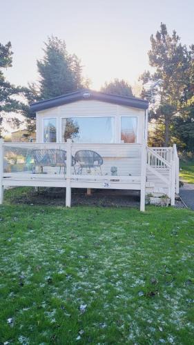 Prestonpans Resort | Caravan under the tree