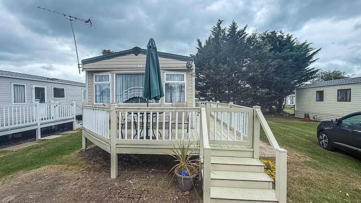 Beckingham House | Caravan with decking & free WiFi at Steeple Bay ref 36051D