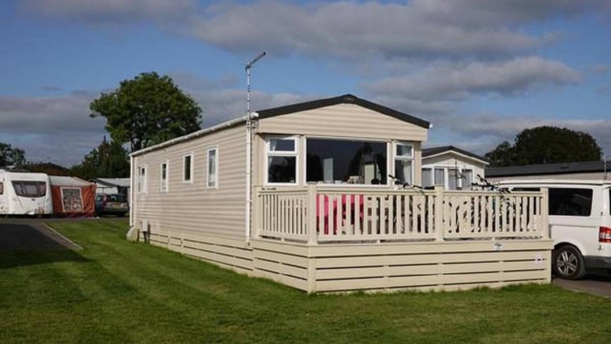 Fenny Bentley House | Caravan with decking at Ashbourne Heights Holiday Park ref 66025TV