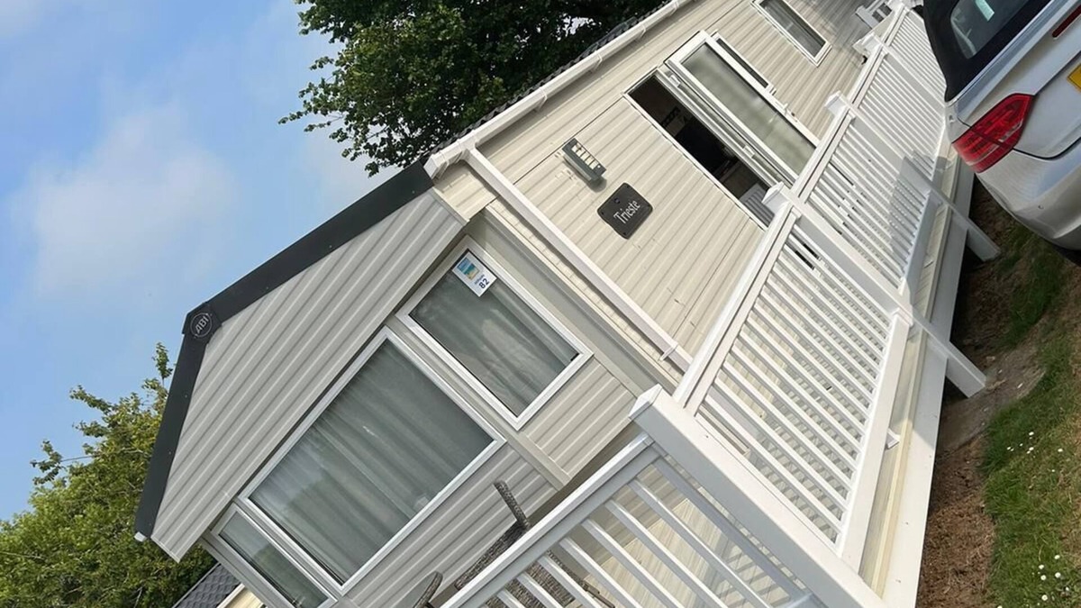 Newquay Cabin | CaravanSleeps4-Beachfront-Garden-Patio