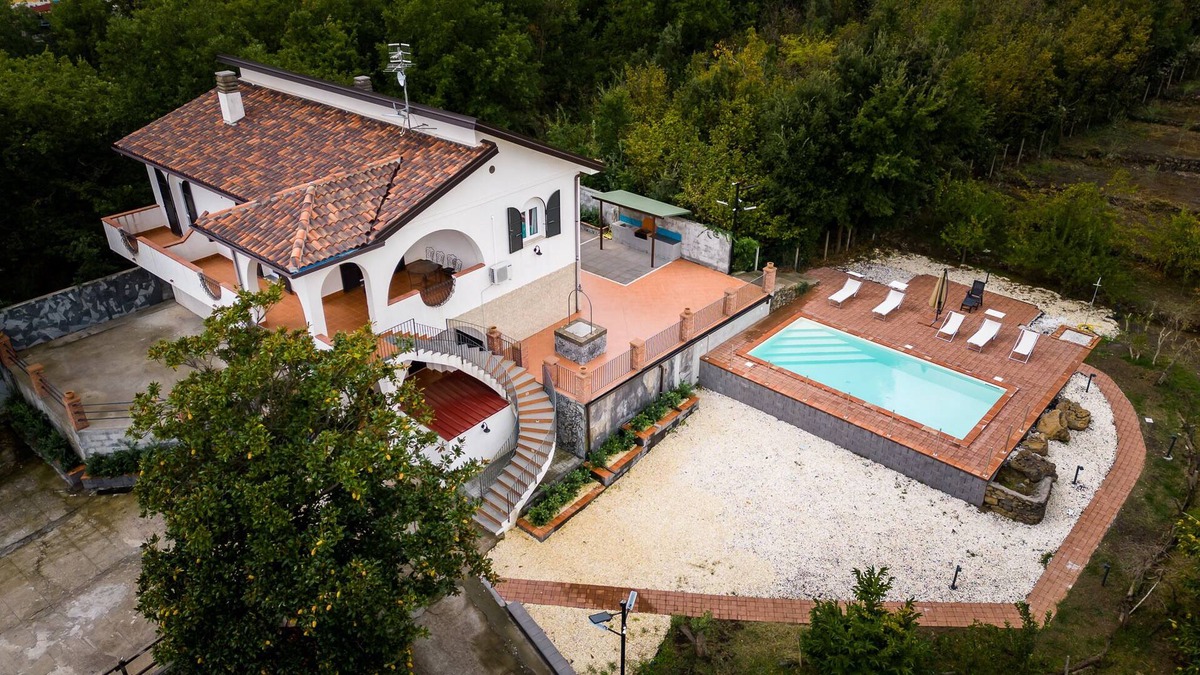 Mascali Villa | Carbone estate, with swimming pool and private parking.