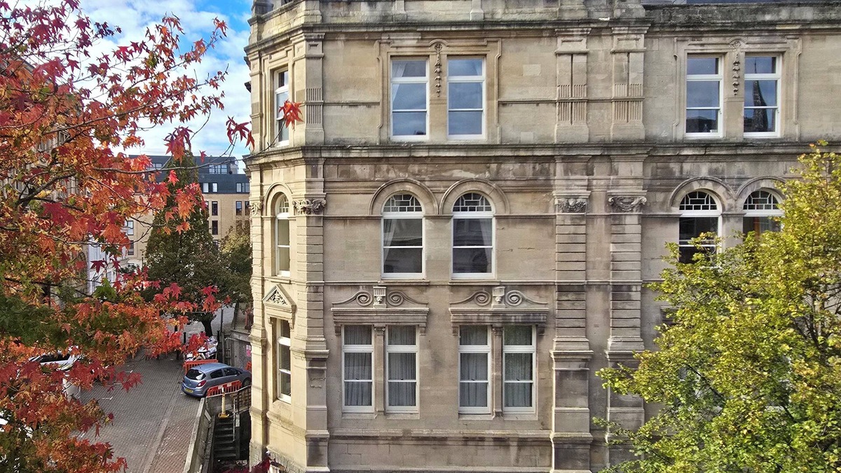 Century Wharf Apartment | Cardiff flat with roof-terrace