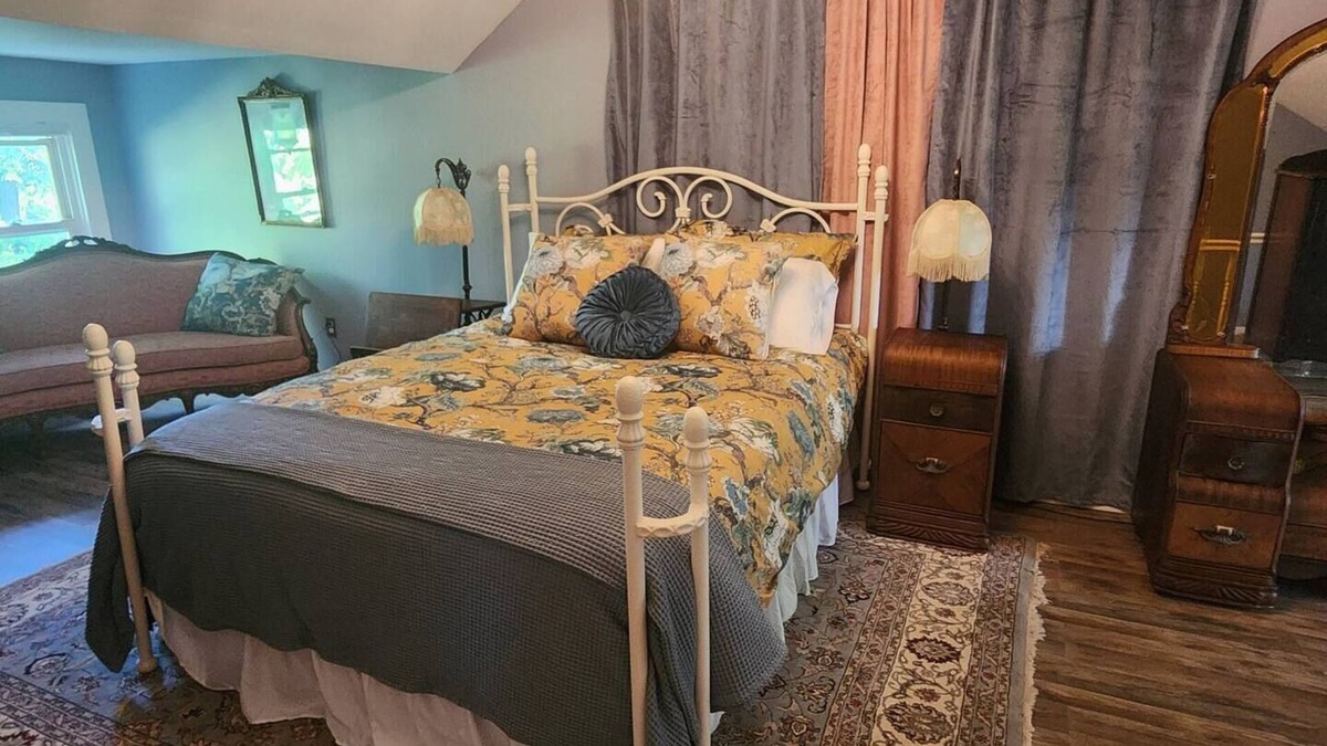 Montgomery House | Cardinal Farm-The Cardinal Suite
