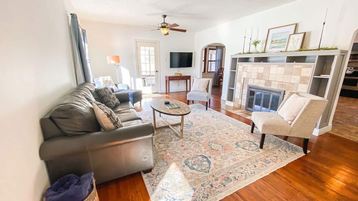 Springfield House | Cardinal House: Foseball, Sunroom, 6ft Fence, King Bed, Near Hospital & BassPro
