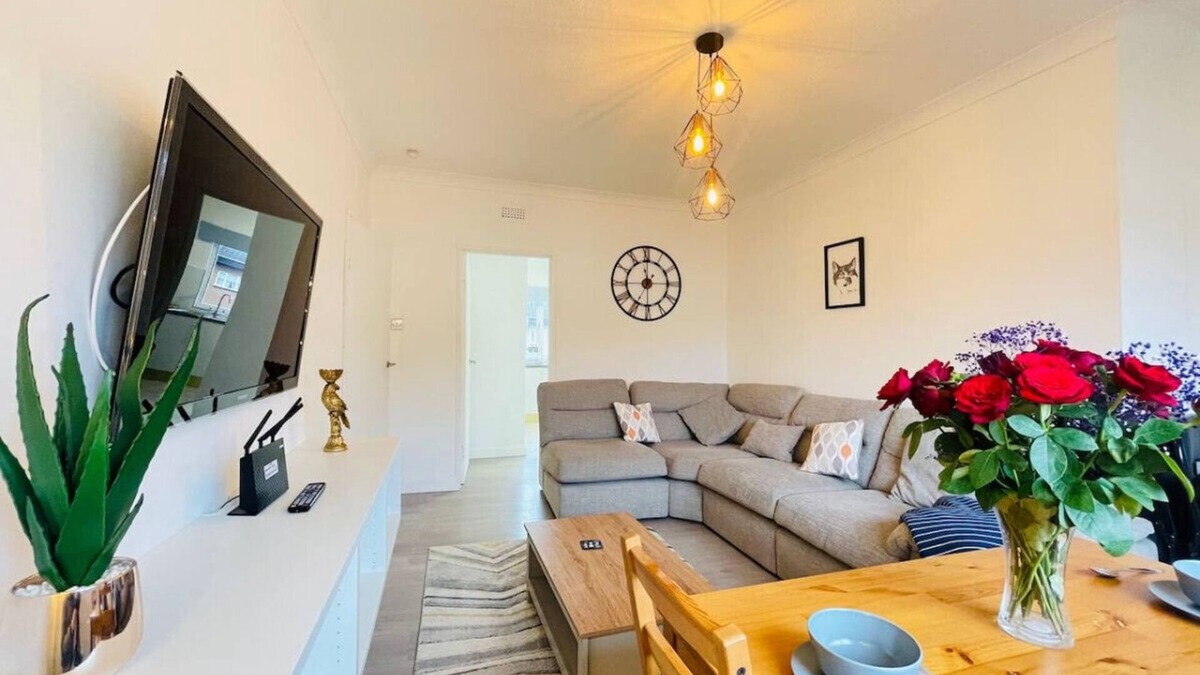 Crookston Apartment | Cardonald Central - stylish three bedroom apartment
