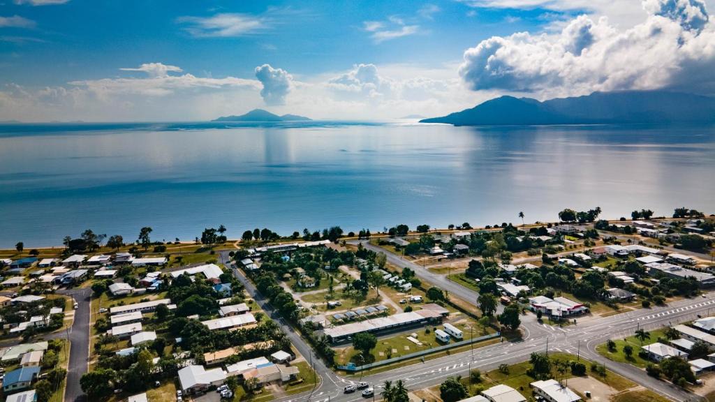 Cardwell Hotel | Cardwell Beachcomber Motel & Tourist Park
