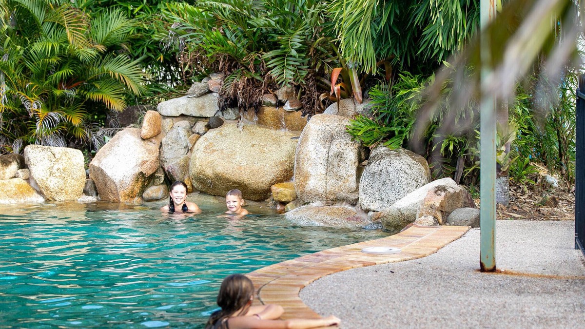 Cardwell Hotel | Cardwell Beachcomber Motel and Tourist Park