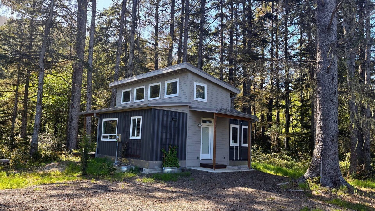 Tierra Del Mar House | Cargo Cove-New cozy container home! Block to beach.