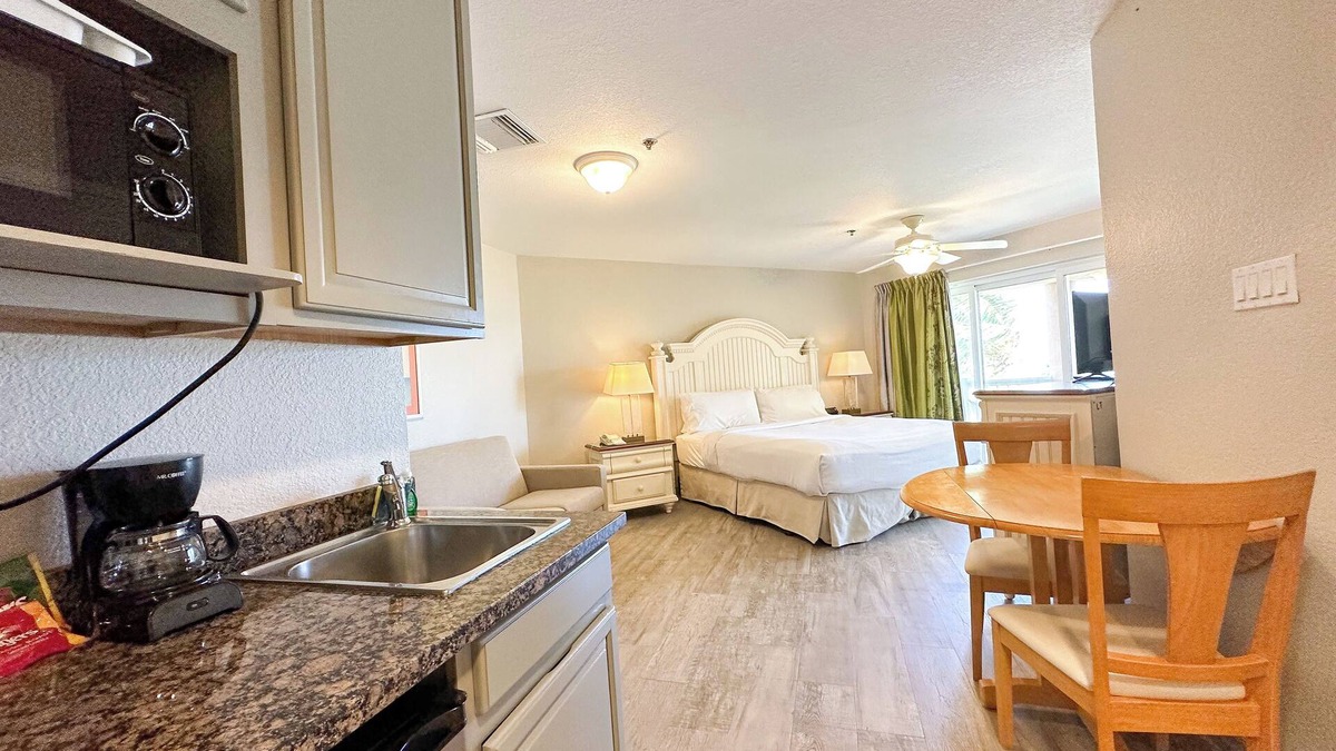Crystal Harbour Resort | Caribbean Gem! 2 Modern Room w 1 Queen Bed, Outdoor Pool, Beachfront Property