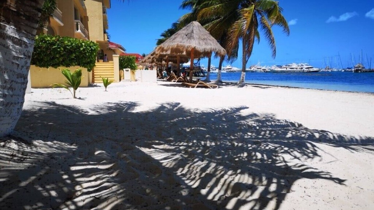 Puerto Juarez Condo | Caribbean sea is waiting for you at a discount with condo on the beach & pools