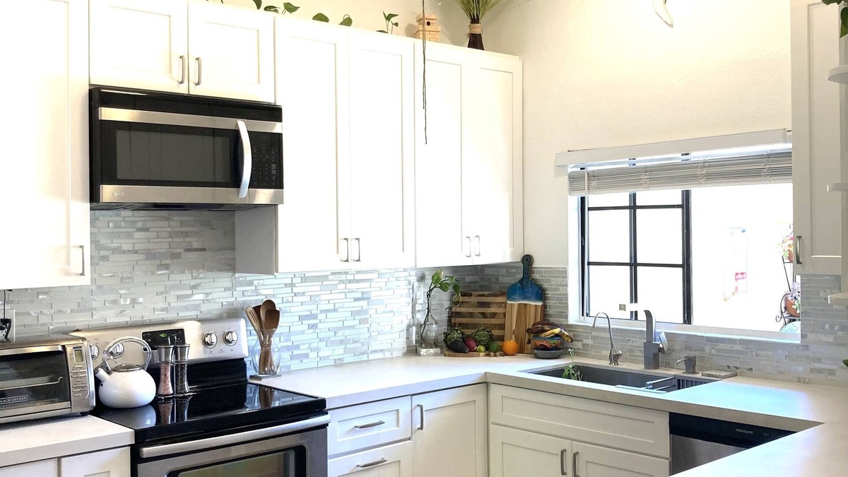 Carlsbad Condo | Carlsbad Staycation 7 minute drive to beach! Modern, Cozy, and Fresh!