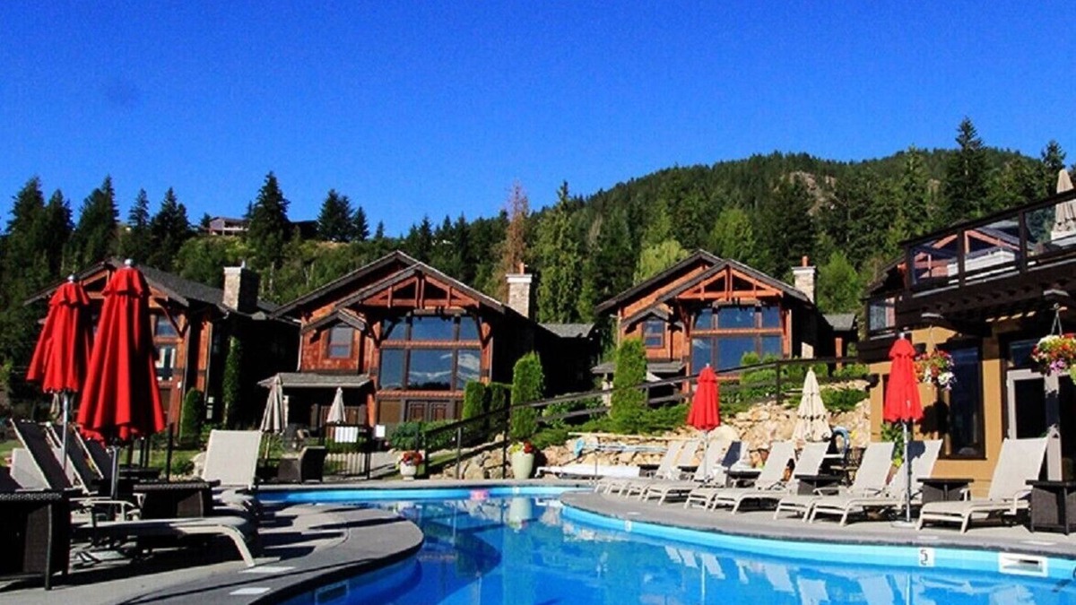Blind Bay House | Carmel Beach Private Lodges - Unit #8. Lakefront 4 bedroom lodge with hot tub