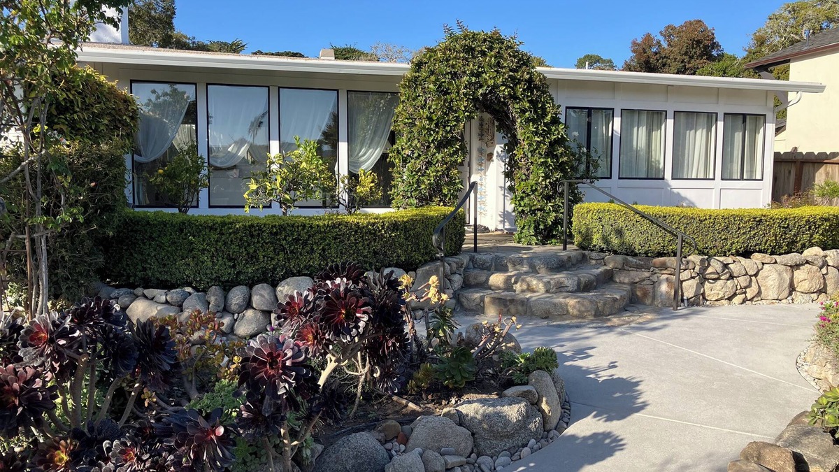 Carmel Point House | 'Carmel Tranquility' 2 Beaches 6 and 9mins walk from a bright & airy beach home