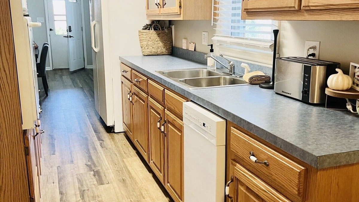 Carmi House | Carmi’s Casa - 3 Bedroom / 2 Bathroom Ranch