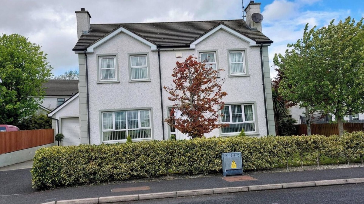 Carndonagh House | Carndonagh - 3-Bedrooms - Sleeps 6/7 - Garden