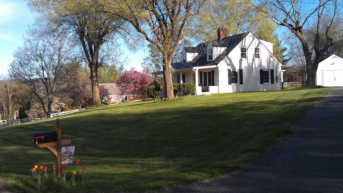 Lexington Cottage | Carol's Cottage. 1/2 mile from Virginia Horse Center. 2 miles to VMI, W&L, Lex!
