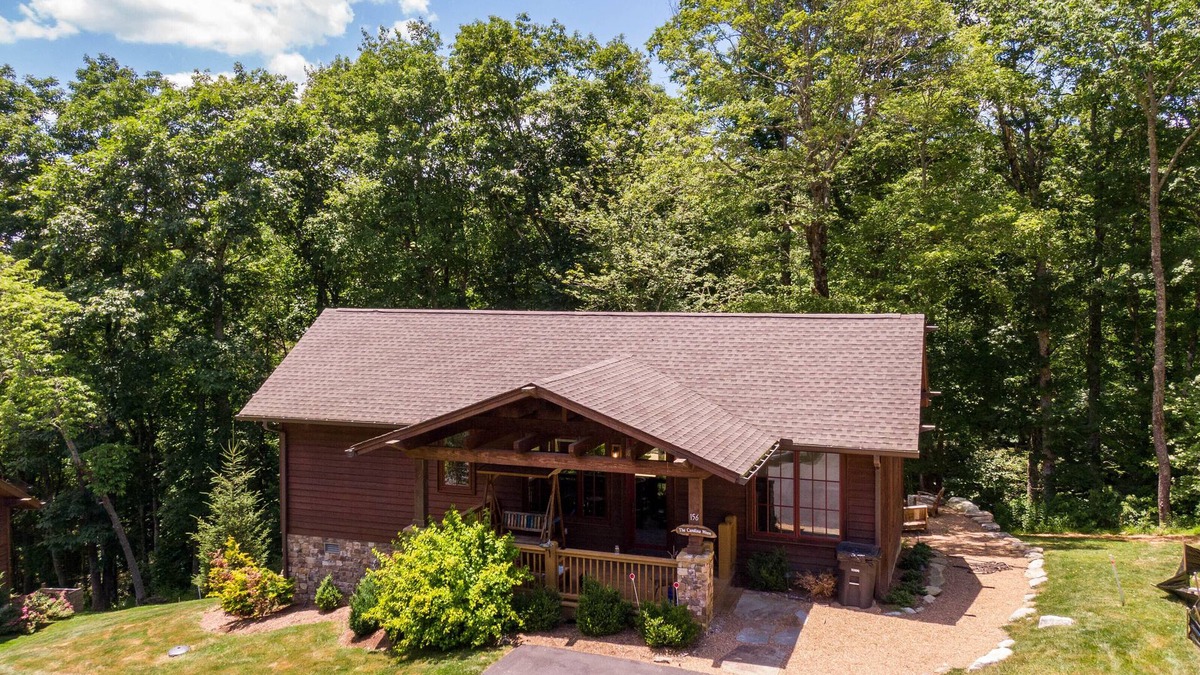 Blowing Rock Cabin | Carolina Wren Cottage NEW cabin near Blowing Rock with 2 suites and hot tub!