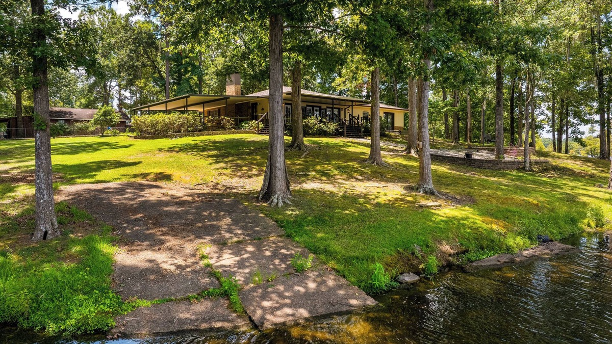 Boyce House | Caroline Pointe Hideaway a peaceful retreat on Cotile Lake in Central Louisiana