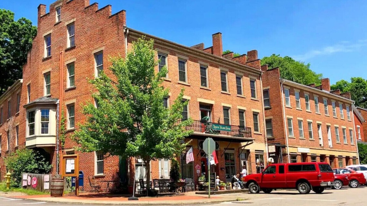 Coshocton Apartment | Caroline's Place in Historic Roscoe Village