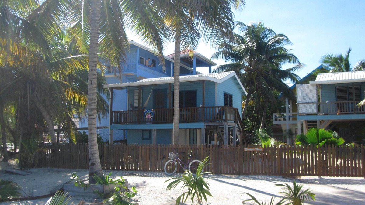Caye Caulker Cabin | Carolyn's House (beachfront)