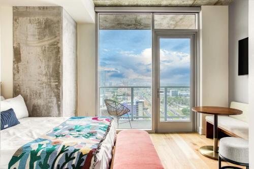 Rainey Street Historic District House | Carousel by AvantStay Brand New Condo in Austin w Amazing Amenities