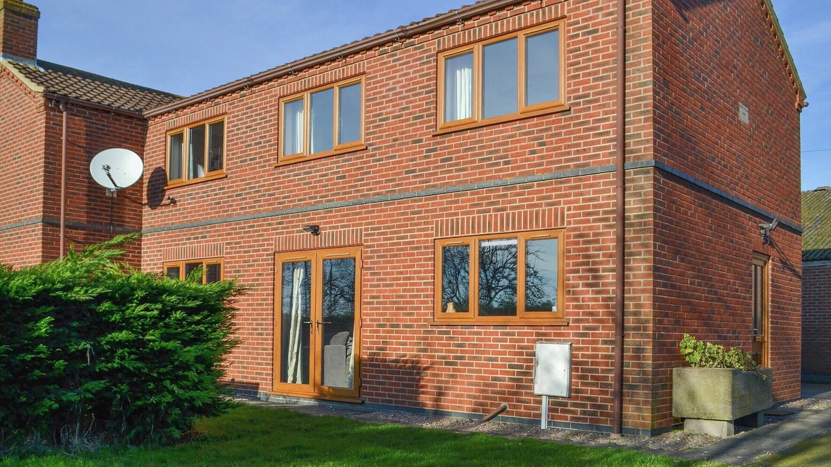 Lincoln Cottage | Carp Cottage - UKC1907