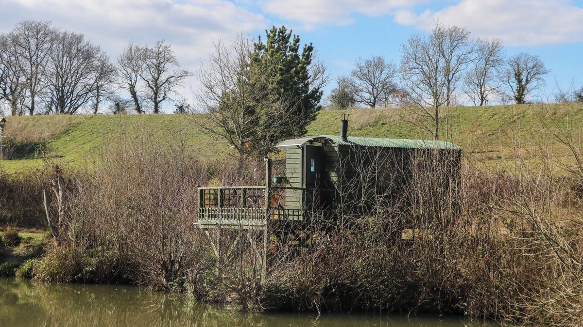 Hadlow Down Cottage | CARP HUT, pet friendly, character holiday cottage in Crowborough