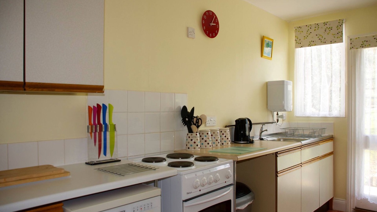 Cullompton Cottage | Carp Lodge with woodland views, close to fishing lakes.