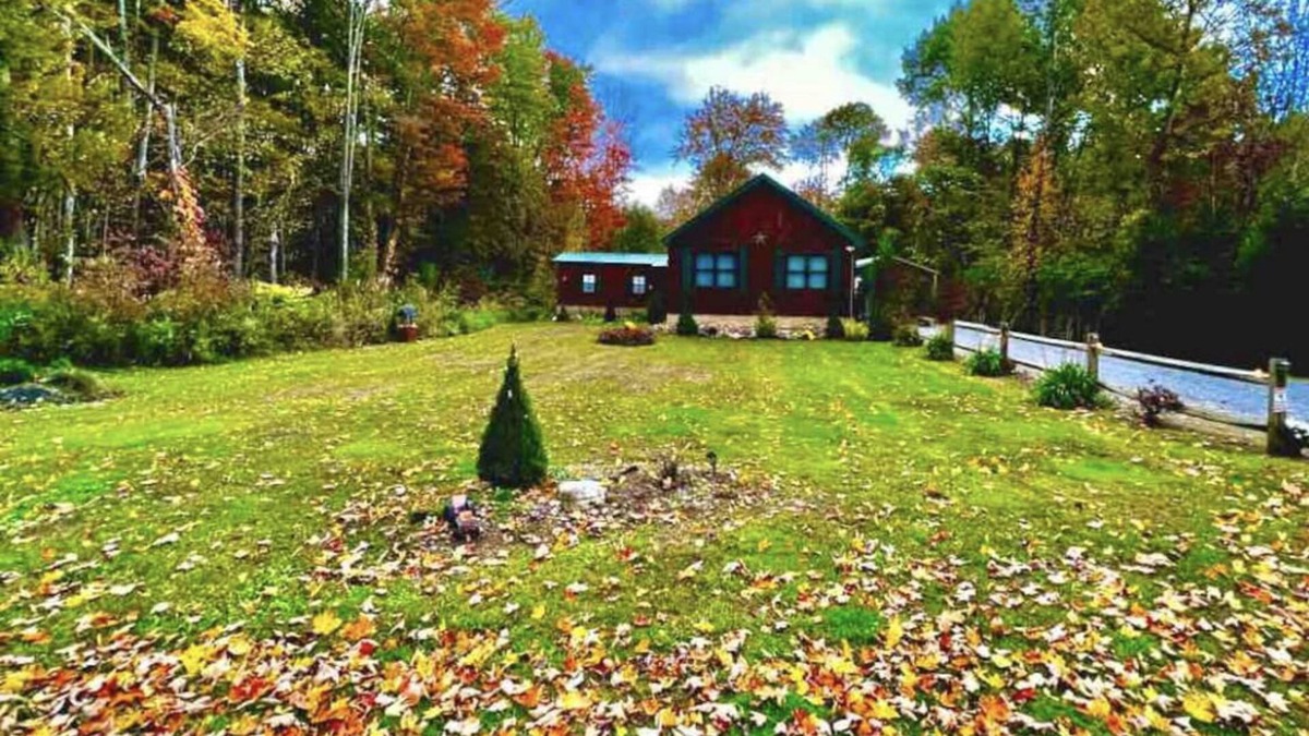 Cleveland Cabin | “Carpe Diem” cabin/ w studio/koi pond/ 9 acres