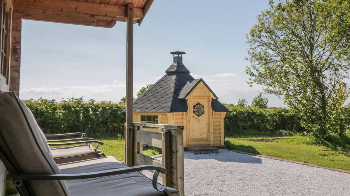 Blackburn Cottage | CARR HOUSE, family friendly, with hot tub in Clayton Le Dale