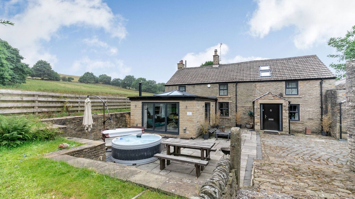 Padfield House | CARR HOUSE FARM, family friendly, with hot tub in Glossop