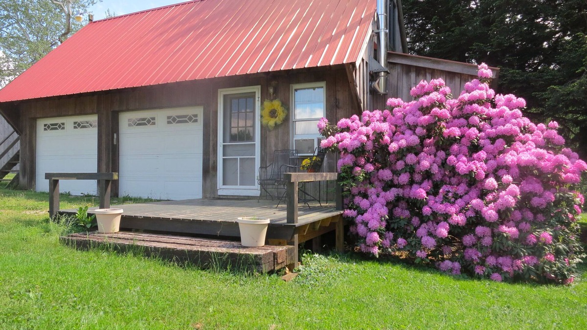 Nelsonville Apartment | Carriage House, at Nine Pines Farm - Hot Tub & Walking Trails