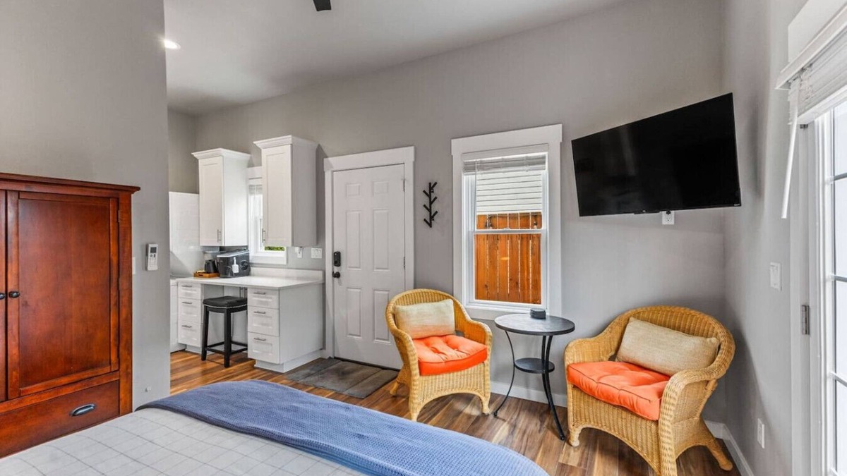 Albany House | Carriage House · Brand New! Vine Street Carriage House
