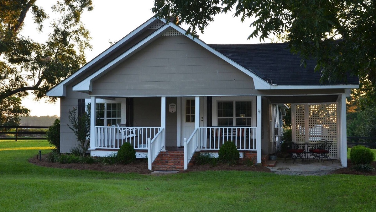 Hartsfield Cabin | Carriage House - Cabin Ensuite