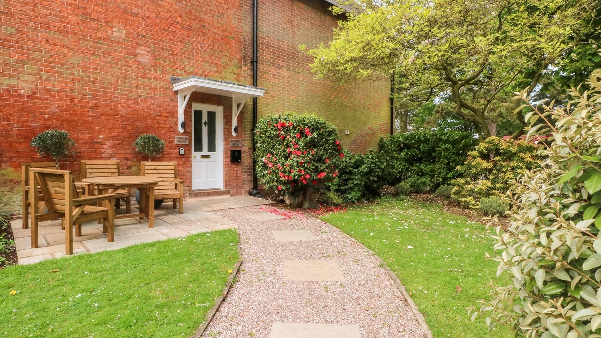 Macclesfield House | CARRIAGE HOUSE, character holiday cottage, with a garden in Chelford