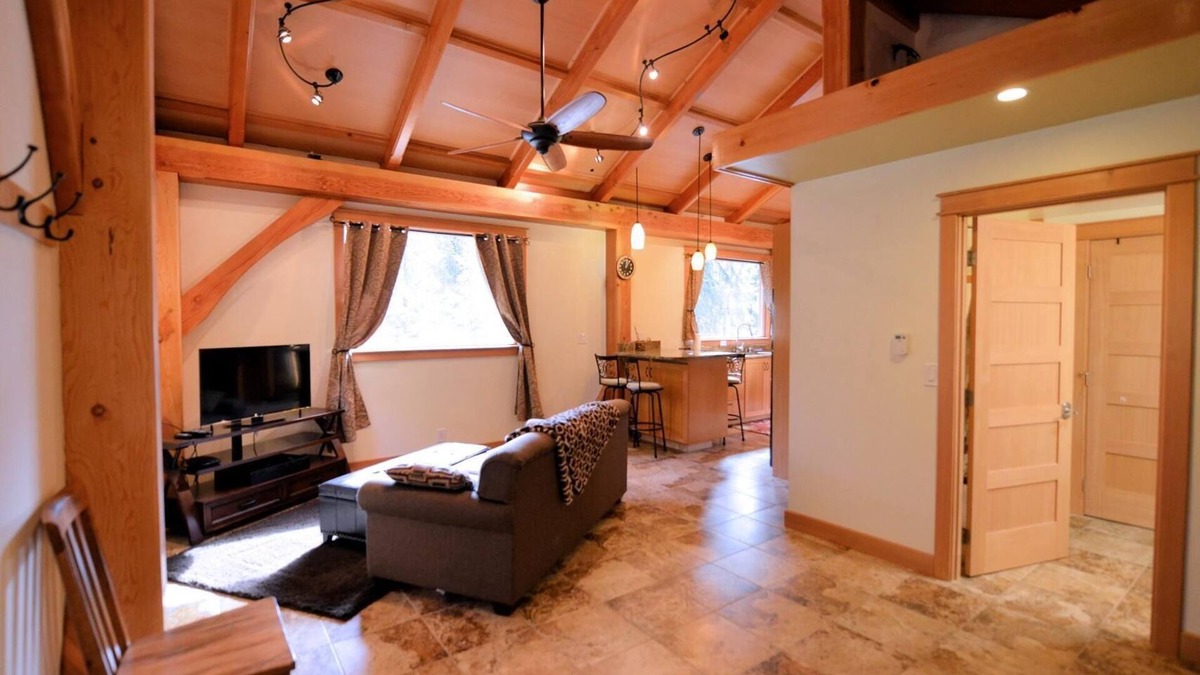 Alyeska Apartment | Carriage House “Hayloft” Rusticly Elegant Cottage