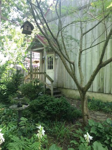 Chestertown Apartment | Carriage House Hideaway In Center of Chestertown