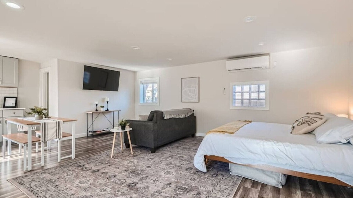 Berkley House | Carriage House I Tennyson I Pet frndly I Red Rocks